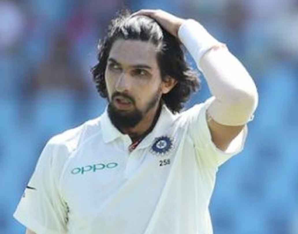 ইশান্ত শর্মা: ভুবনেশ্বর কুমারকে বসিয়ে তাঁকে খেলানোয় রাহানের মতোই বিতর্ক হয়েছে। কেউ ভাবতেই পারেনি কেপ টাউনে সব চেয়ে সফল বোলার এবং ব্যাট হাতে রান করা ভুবনেশ্বরকে বসিয়ে দেওয়া হবে। ইশান্ত কিন্তু ভারতীয় পেসারদের মধ্যে সব চেয়ে ধারাবাহিক ছিলেন। টিম ম্যানেজমেন্টের তাঁর উপর আস্থার কারণ এই ধারাবাহিকতা। ইশান্ত পুরনো বলেও ভাল রিভার্স করাতে পারেন, উচ্চতার জন্য বাড়তি বাউন্স আদায় করতে পারেন। সেঞ্চুরিয়নে দুই ইনিংস মিলিয়ে পাঁচ উইকেট নেওয়ায় ওয়ান্ডারার্সের শেষ টেস্টেও তাঁর জায়গা নিশ্চিত।

• রেটিং: ৭/১০