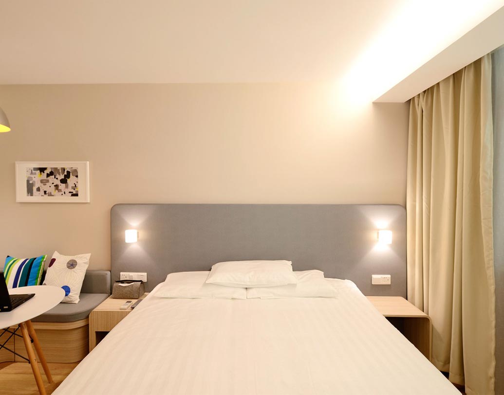 আইআইএইচএম কলকাতা’র হাউস কিপিং-এর অধ্যাপক তরুণ সরকার জানান, নয়ের দশকের শুরুতে ওয়েস্টিন হোটেল গ্রুপ তাদের হোটেলের ঘরগুলিতে সাদা বালিশ-চাদর-তোয়ালের ব্যাপক ব্যবহার শুরু করে।