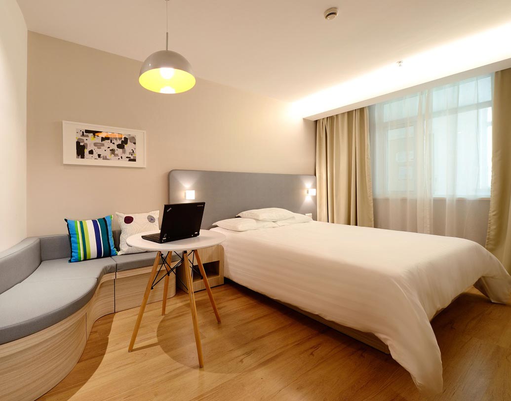 ওয়েস্টিন এবং শেরাটন হোটেলের ডিজাইনের ভাইস প্রেসিডেন্ট এরিন হুভার তখন বলেছিলেন, সাদা চাদর-বালিশ হোটেলের অতিথিদের মনে পরিচ্ছন্নতার অনুভূতি তৈরি করে। মানসিক তৃপ্তি এনে দেয়। এই পদ্ধতির ব্যবহারের ফলে ওয়েস্টিনের হোটেলগুলির ব্যবসা অনেকটাই বেড়ে যায়। পরবর্তীকালে প্রায় সকলেই এই পন্থা বেছে নেন।