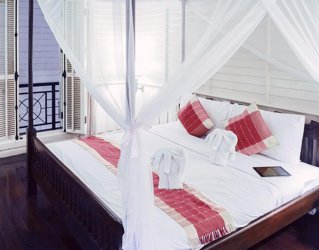 চাদর-বালিশ ময়লা হলে সবকটি এক সঙ্গেই ধুয়ে দেওয়া যায়৷ অন্যান্য রঙের ক্ষেত্রে একটার থেকে আরেকটায় রং লেগে যাওয়ার সম্ভাবনা থেকেই যায়৷ সাদার ক্ষেত্রে রং উঠে যাওয়ার সম্ভাবনাও নেই।