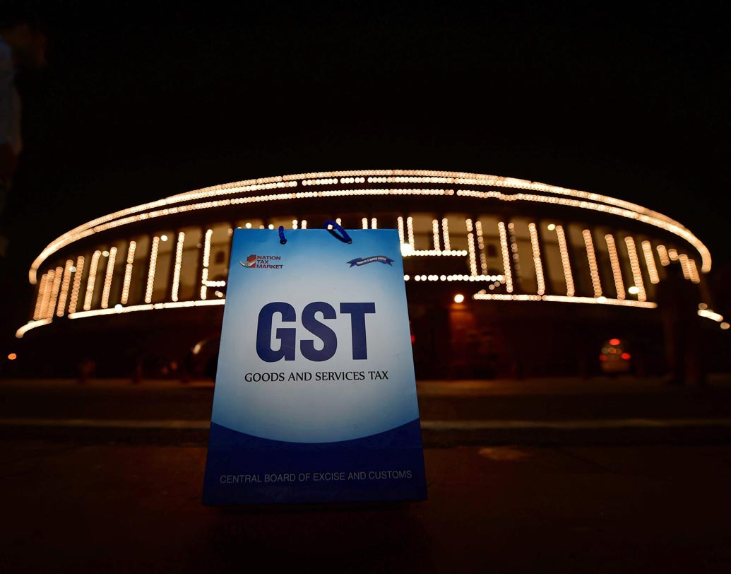 জিএসটি ২৮ শতাংশ থেকে কমে ১৮ শতাংশ হল যেগুলির: জৈব জ্বালানি চালিত বাস, সমস্ত পুরনো ছোট, মাঝারি, বড় গাড়ি এবং এসইউভি গাড়ি।