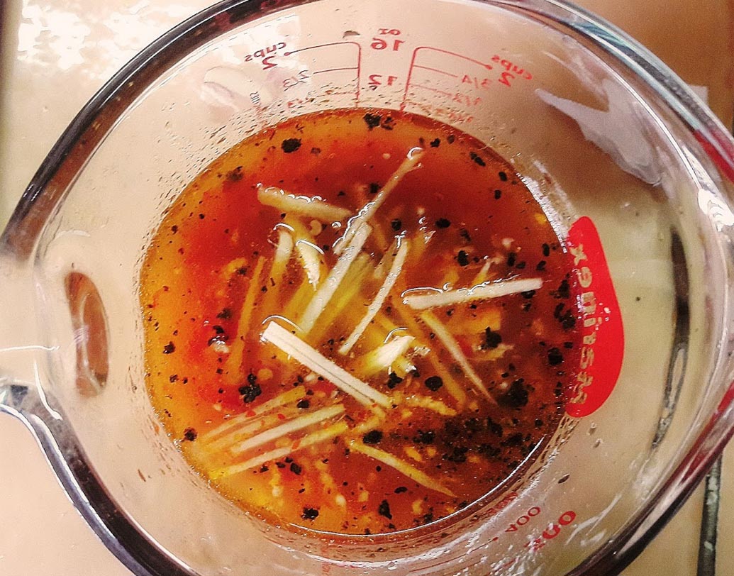 একটা কাপে অরেঞ্জ জুস, লাইম জুস, অরেঞ্জ জেস্ট, রাইস ওয়াইন ভিনিগার, তিলের তেল, রসুন ও কাঁচা লঙ্কা বাটা, লাল লঙ্কা, আদা, সয়া সস, নুন ও গোলমরিচ ভাল করে মিশিয়ে সস তৈরি করে রাখুন।