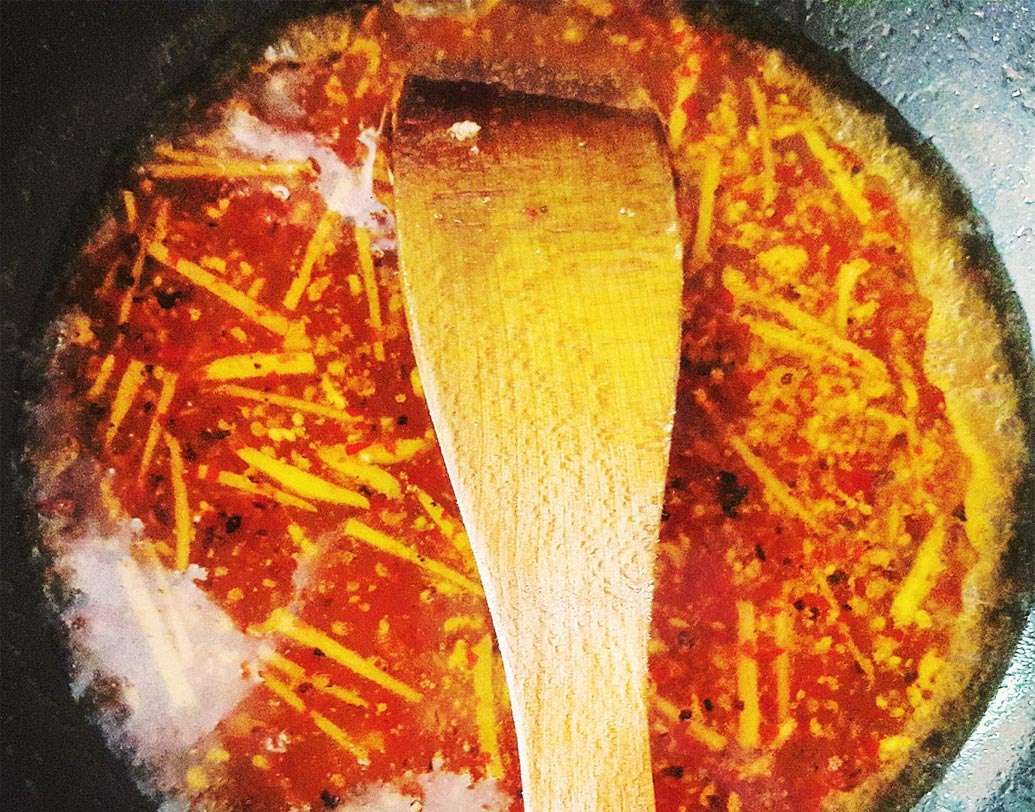 চিকেনের পিস ২ টেবল চামচ কর্ন ফ্লাওয়ার, ১ টেবল চামচ সয়া সস, নুন ও গোলমরিচ দিয়ে ম্যারিনেড করে রাখুন ৩০ মিনিট। কড়াইতে তেল গরম করে ম্যারিনেড করা চিকেন সোনালি করে ভেজে তুলুন।