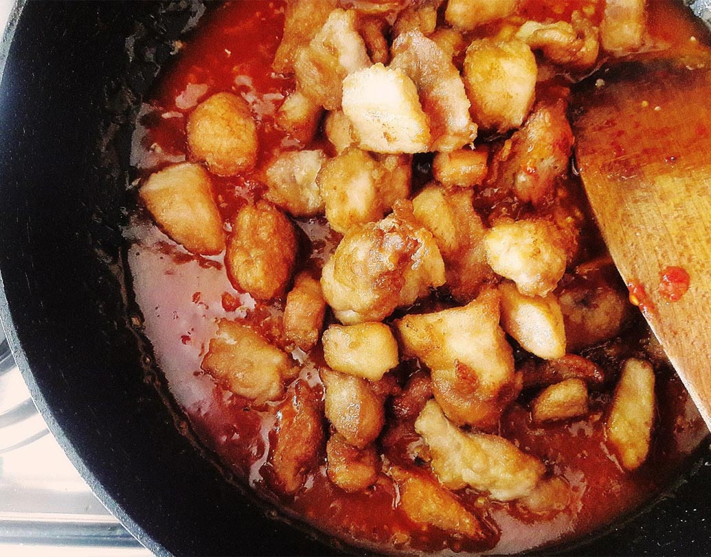 এ বার সসের মধ্যে ফ্রায়েড চিকেনগুলো দিয়ে ভাল করে সসের সঙ্গে মিশিয়ে নিন।