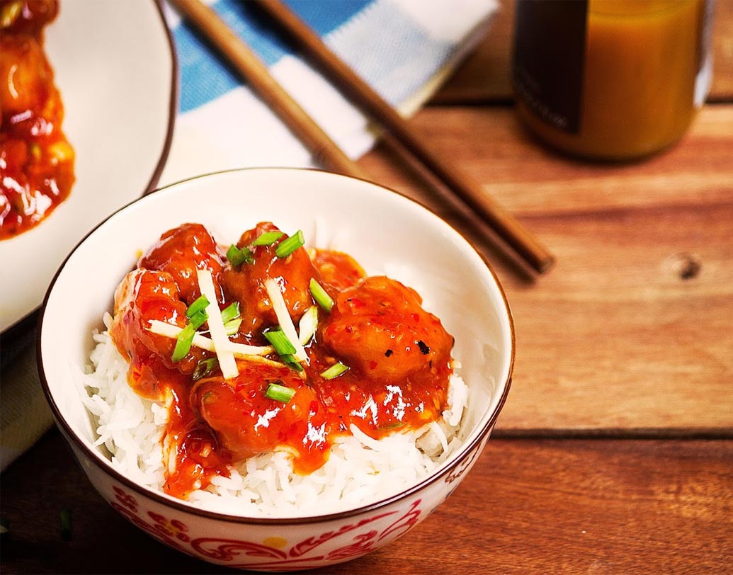 আঁচ বন্ধ করেই উপরে লেমন জেস্ট ছড়িয়ে সঙ্গে সঙ্গে পরিবেশন করুন।