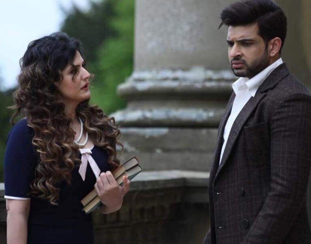 শুরুতেই একটা ভূতের ছবি দেখার সুযোগ পেলে ছাড়বেন নাকি?বিক্রম ভট্ট পরিচালিত ‘১৯২১’ মুক্তি পেতে চলেছে আগামী ৫ জানুয়ারি। ছবিতে অভিনয় করেছেন টেলিভিশনখ্যাত কর্ণ কুন্দ্রা ও জারিন খান।