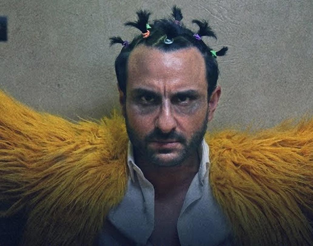 সইফের বহু প্রতিক্ষিত ছবি। ২০১৭-র সেপ্টেম্বরেই মুক্তি পাওয়ার কথা ছিল ‘কালাকান্দি’র। তবে সেন্সর বোর্ডের নির্দেশে দৃশ্য বাদ যাওয়ায় ছবির মুক্তি পিছিয়ে যায়। আগামী ১২ জানুয়ারি মুক্তি পেতে পারে ‘ব্ল্যাক কমেডি’ জঁরের এই ছবি।