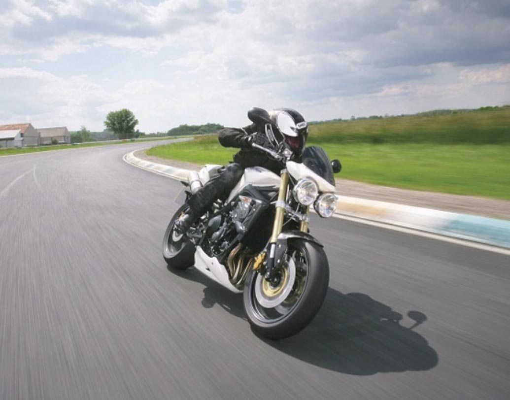 ২০১৩ সালে এমনই এক স্মার্ট হেলমেট বাজারে এসেছিল। তবে তার মূল্য ছিল এক হাজার ডলার। কিন্তু, এখন মাত্র তিন সাড়ে তিন হাজার টাকায় হেলির এই হেলমেট পেয়ে যাবেন বাইকাররা।