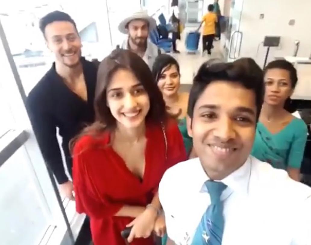 কিন্তু সব ছবিতেই তিনি একা। ক’দিন আগেই শ্রীলঙ্কার বান্দারানাইক আন্তর্জাতিক বিমানবন্দরে একসঙ্গে তাঁদের দেখা গিয়েছিল। সেখানে আবার তাঁদের সঙ্গে দেখা হয়ে গিয়েছিল রণবীর সিংহের। সোশ্যাল মিডিয়ায় তাঁদের ছবি ভাইরাল হয়েছিল। তাহলে হলিডে স্পটে টাইগার কোথায়?