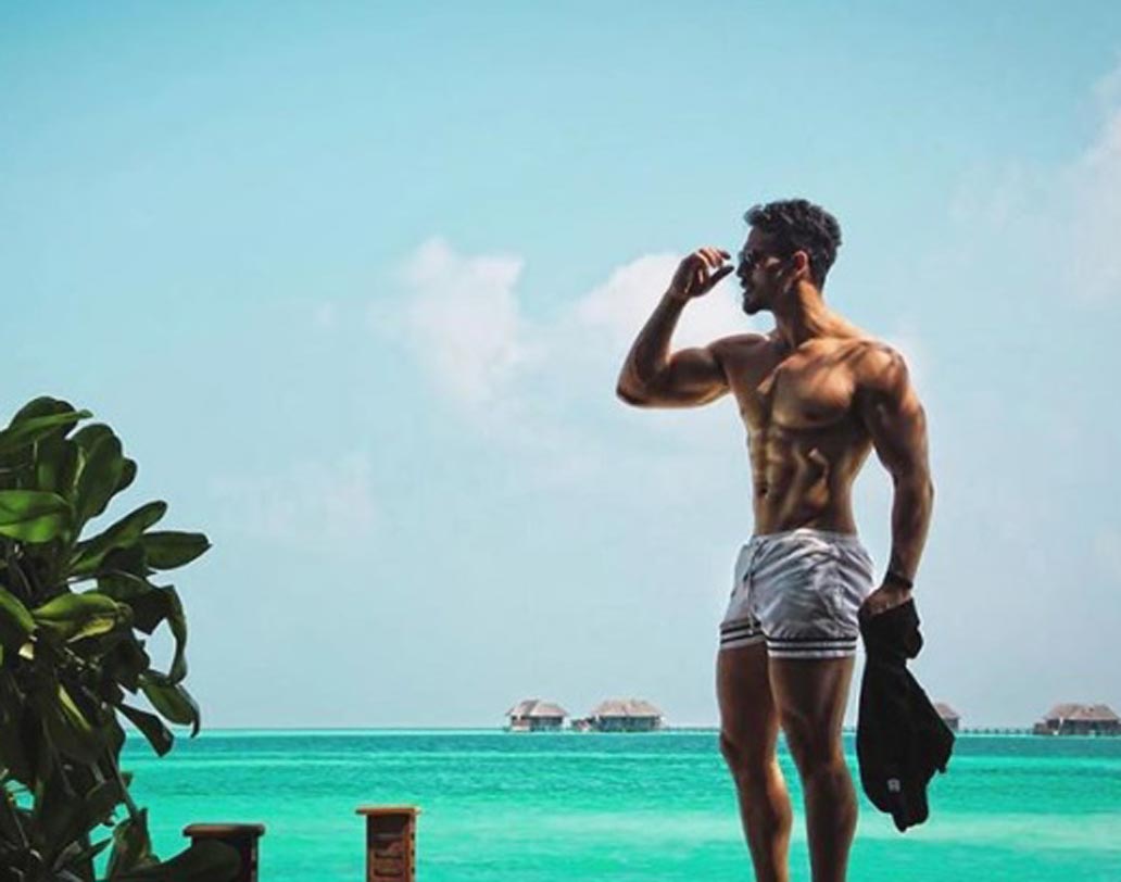 শেষমেশ পয়লা জানুয়ারি এই ছবি শেয়ার করলেন টাইগার। জায়গায় নাম উল্লেখ না করলেও, তিনি যে দিশার সঙ্গেই রয়েছেন তা বোঝার আর অপেক্ষা রাখেননি। কারণ দুই অভিনেতার ছবির ব্যাকগ্রাউন্ডই একেবারে এক।