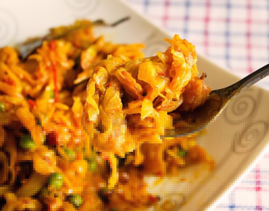 উপকরণ: ২৫০-৩০০ গ্রাম বাঁধাকপি মিহি করে কুচনো, ১টা মাঝারি সাইজের টোম্যাটো কুচি, কাঁচা লঙ্কা: ২টো, আধ ইঞ্চি আদা কুচনো, ১টা তেজপাতা, ১ চা চামচ জিরে, ১টা মাঝারি সাইজের আলু ডুমো করে কাটা, আধ কাপ কড়াইশুটি, আধ চামচ গরম মশলা গুঁড়ো, নুন, ১ টেবল চামচ তেল।