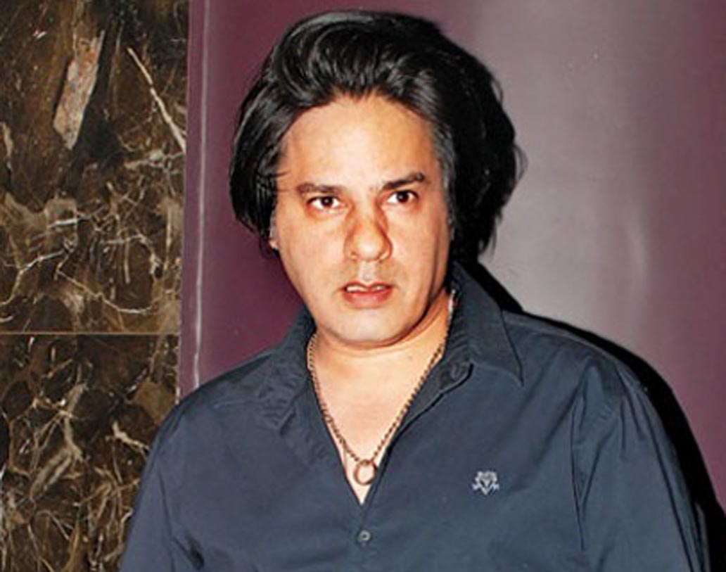 ‘বিগ বস’-এর প্রথম সিজনে চ্যাম্পিয়ন হয়েছিলেন রাহুল রায়। বলিউডের অভিনেতা রাহুল বিগ বসের ঘরে সব বিতর্ক থেকে নিজেকে দূরে সরিয়ে রেখেই শেষ পর্যন্ত জয়ী হয়েছিলেন। সেই সময় ‘বিগ বস’-এর সঞ্চালক ছিলেন আরশাদ ওয়ারসি। রাহুল চ্যাম্পিয়ন হওয়ার পর পেয়েছিলেন ১ কোটি টাকা।