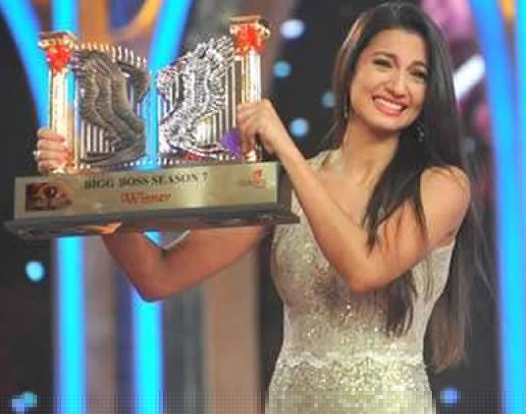 বিগ বস সেভেনের চ্যাম্পিয়ন হয়েছিলেন অভিনেত্রী গওহর খান। সলমনের হাত থেকে গওহর পেয়েছিলেন ৫০ লক্ষ টাকা।