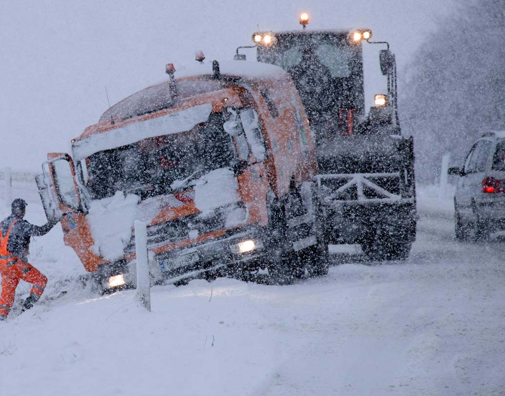 ঝড়ে উড়িয়ে নিয়ে গেল আস্ত একটি ট্রাককেও! সেই ট্রাকে দুই ট্রাকচালক ছিলেন। তাঁরা দু’জনই মারা যান। সোশ্যাল মিডিয়ায় ট্রাকটি উড়িয়ে নিয়ে যাওয়ার ভিডিও অবশ্য শেয়ার হয়নি। কিন্তু একই রকম অন্য একটি ট্রাক উল্টে যাওয়ার ভিডিও শেয়ার হয়েছে।