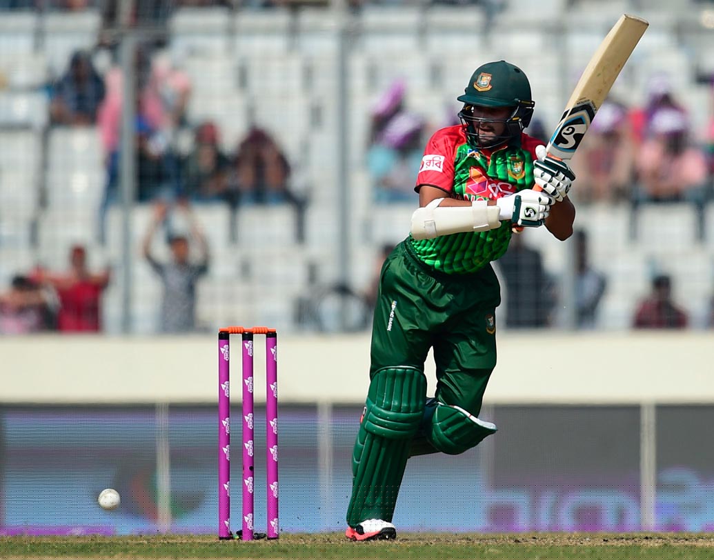 সাকিব আল হাসান: বিশ্বের অন্যতম সেরা এই অলরাউন্ডারের বেস প্রাইস আসন্ন নিলামে ১ কোটি টাকা।