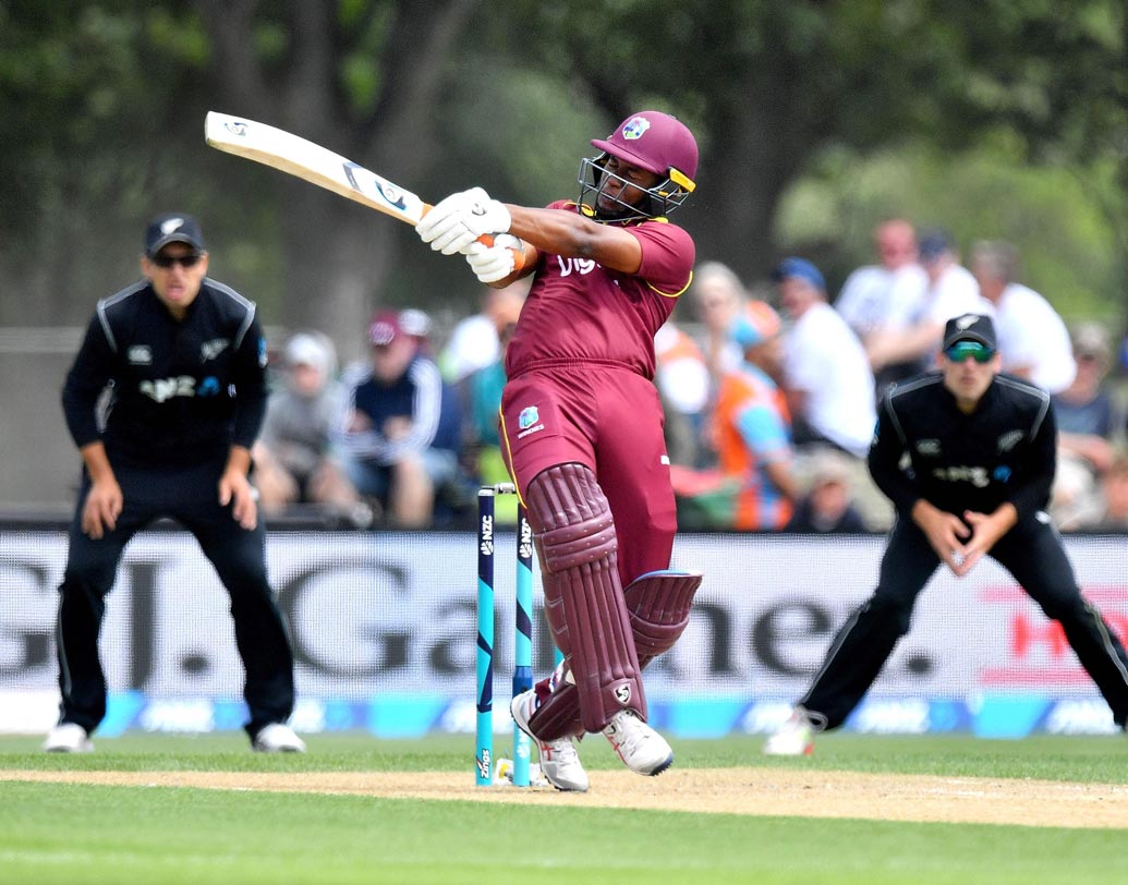 এভিন লুইস: টি২০ স্পেশ্যালিস্ট হিসেবে ইতিমধ্যেই পরিচিতি লাভ করেছেন এই ক্যারিবিয়ান ব্যাটসম্যান। আন্তর্জাতিক টি২০ ক্রিকেটে ২টি শতরান এবং ২টি অর্ধশতরান আছে এভিনের। স্ট্রাইকরেট ১৫৪.৯৬। কিন্তু এই বাঁ হাতি ক্যারিবিয়ান তারকার বেস প্রাইস ১.৫কোটি টাকা।