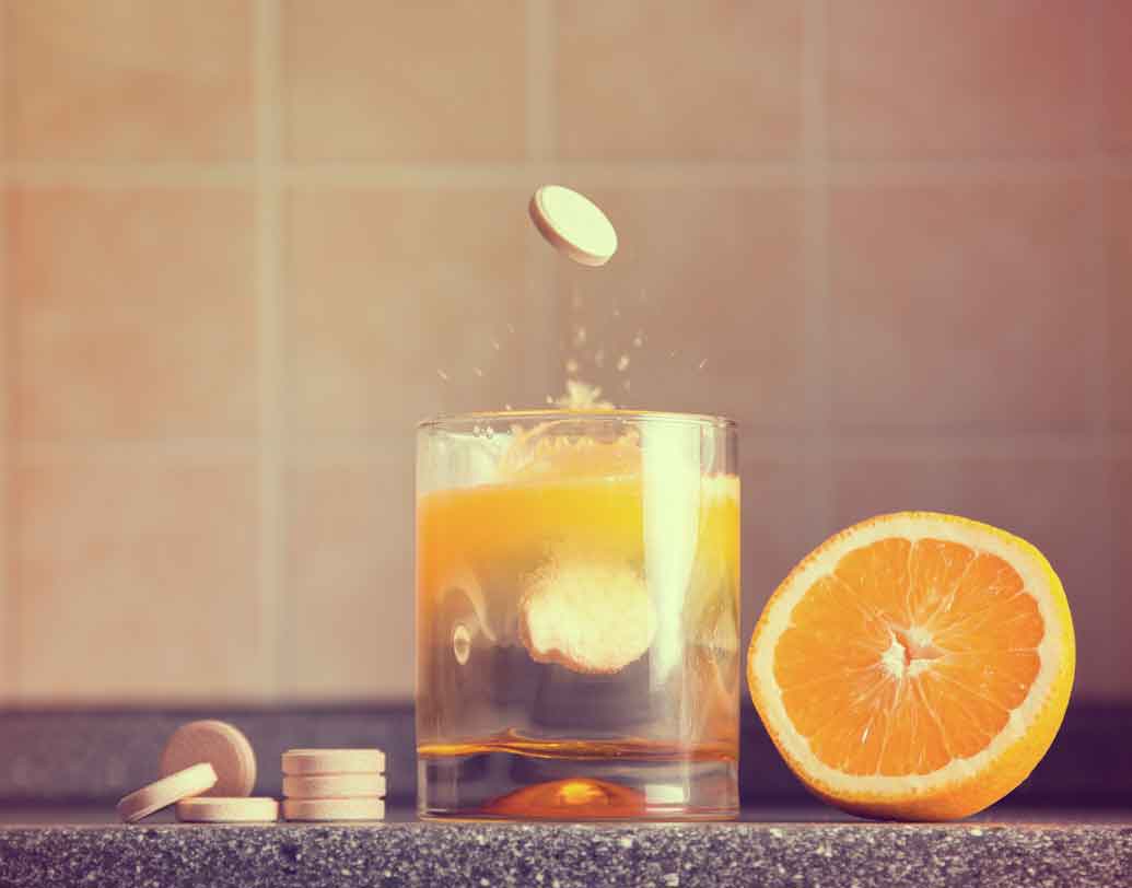 ভিটামিন সি: জানেন তো, ভিটামিন সি হল শক্তিশালী অ্যান্টিঅক্সিডেন্ট? শরীরে এই ভিটামিনের ঘাটতি পূরণের জন্য বেশি করে টাটকা সব্জি এবং ফল খাওয়ার পরামর্শ দিচ্ছেন চিকিৎসকেরা। সুষম খাদ্যের বদলে সাপ্লিমেন্ট দিয়ে এই ঘাটতি পূরণ করতে গেলে কিডনি স্টোনের সম্ভাবনা বাড়তে পারে।