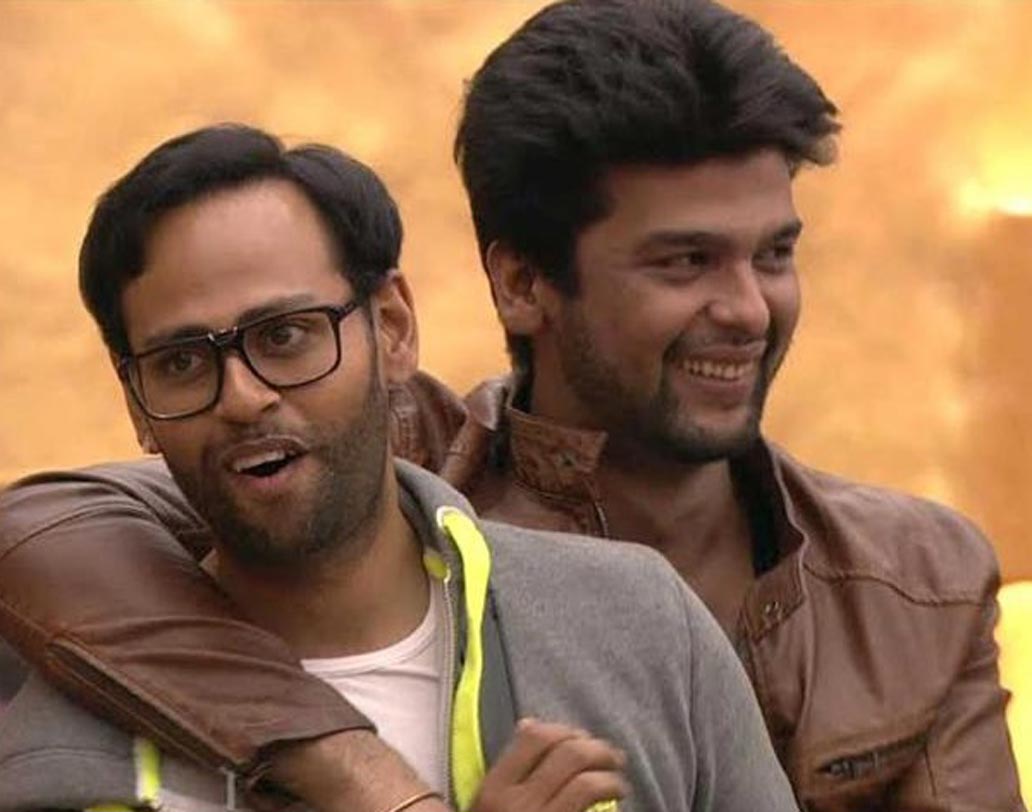 বিগ বসের ঘরে কুশন টন্ডনের সঙ্গে ভিজে অ্যান্ডির ঝগড়ার কথা মনে আছে? কুশলের বিরুদ্ধে অভব্য আচরণের অভিযোগ ওঠার ফলে বিগ বসের ঘর ছাড়তে হয়েছিল তাঁকে। ইন্ডাস্ট্রি সূত্রে খবর, কুশল পরে জানিয়েছিলেন, মানসিক চাপে প্রায় ১০ কেজি ওজন কমে গিয়েছিল তাঁর। ছবিতে ভিজে অ্যান্ডির সঙ্গে পিছনে দাঁড়িয়ে রয়েছেন কুশল।