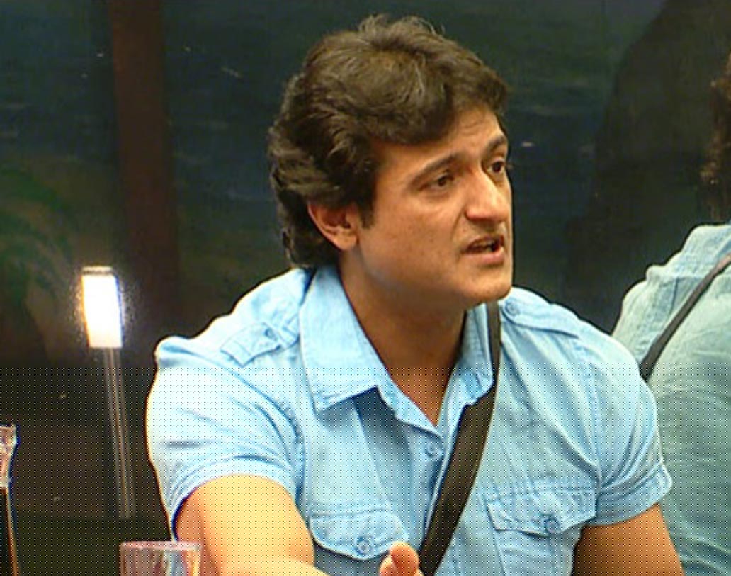 ‘বিগ বস সেভেন’-এ সোফিয়া হায়াত অভিনেতা আরমান কোহালির বিরুদ্ধে অভিযোগ করেছিলেন। তাঁর দাবি ছিল, আরমান তাঁর সঙ্গে অশালীন আচরণ করেছিলেন। পরে লোনাভালা পুলিশ তাঁকে গ্রেফতারও করে। আরমান দাবি করেছিলেন, মানসিক চাপের জন্য প্রায় ১৪ কেজি ওজন ঝরে গিয়েছিল তাঁর।