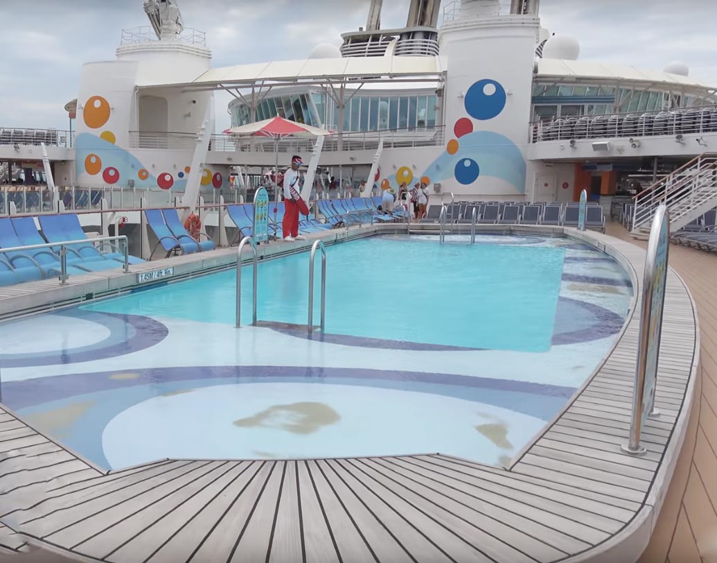 মোট ৭টি ভাগে ভাগ করা হয়েছে এই জাহাজটিকে। ‘ওয়েসিস অফ দ্য সিজ’-এ রয়েছে সেন্ট্রাল পার্ক, পুল, ফিটনেস সেন্টার, একাধিক পানশালা, রেস্তরাঁ, ক্যাসিনো-সহ একাধিক বিনোদন কেন্দ্র।