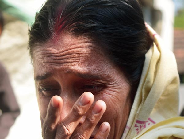আর্তি: কান্নায় ভেঙে পড়েছেন টিনার মা। ছবি: সুশান্ত সরকার