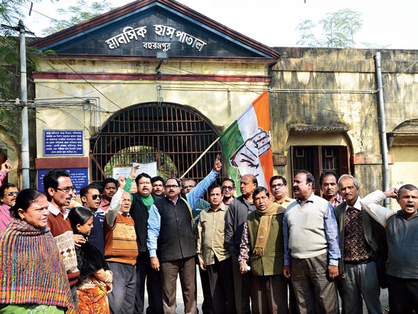 বহরমপুর মানসিক হাসপাতালের সামনে চলছে বিক্ষোভ। নিজস্ব চিত্র