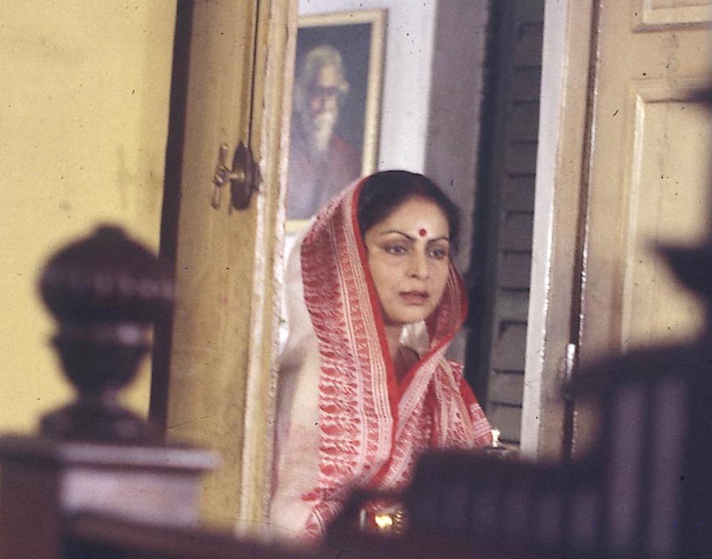 রাখি গুলজার: অল্প বয়সেই পরিবারের পক্ষ থেকে দেখেশুনে বাঙালি পরিচালক অজয় বিশ্বাসের সঙ্গে বিয়ে দেওয়া হয় তাঁর। কিন্তু সে বিয়ে বেশি দিন টেকেনি। বিচ্ছেদের পর ‘শর্মিলি’, ‘লাল পাত্থর’, ‘পরশ’ ইত্যাদি একের পর এক ছবির সাফল্য তাঁকে বলিউডের জনপ্রিয় করে তোলে।