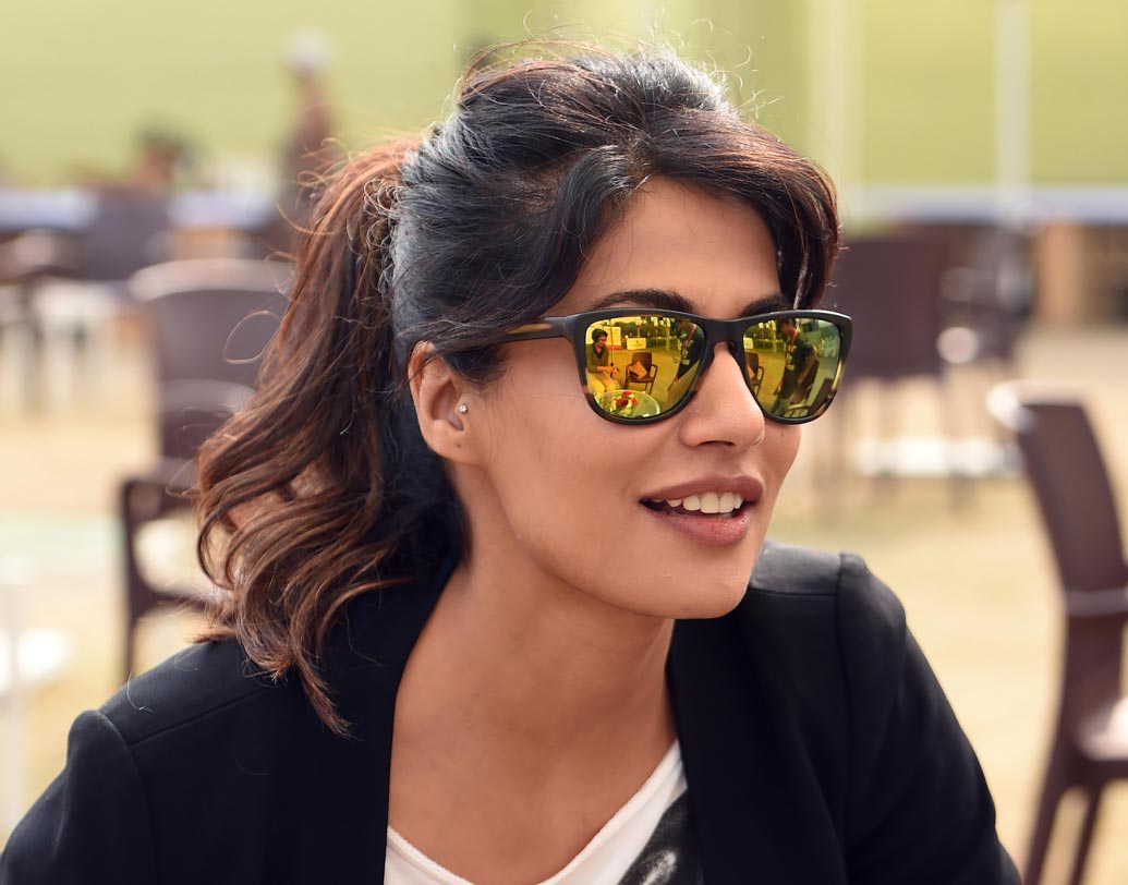 চিত্রাঙ্গদা সিংহ: ২০১৪-র এপ্রিলে গল্ফার জ্যোতি রণধাওয়ার সঙ্গে তাঁর বিবাহবিচ্ছেদ হয়ে যায়। বিনোদন জগতের পরিচিত মুখ হলেও বিবাহবিচ্ছেদের পরই বলিউডে জনপ্রিয় হয়ে ওঠেন তিনি।