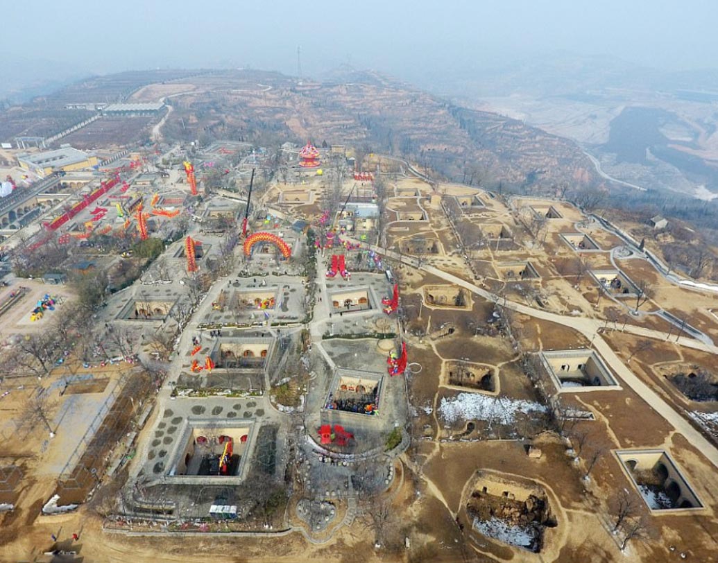 চিনের এক রহস্যময় গ্রাম, যেখানে সব বাড়িই রয়েছে মাটির তলায়। জেনে নেওয়া যাক এই গ্রাম সম্পর্কে কিছু তথ্য।