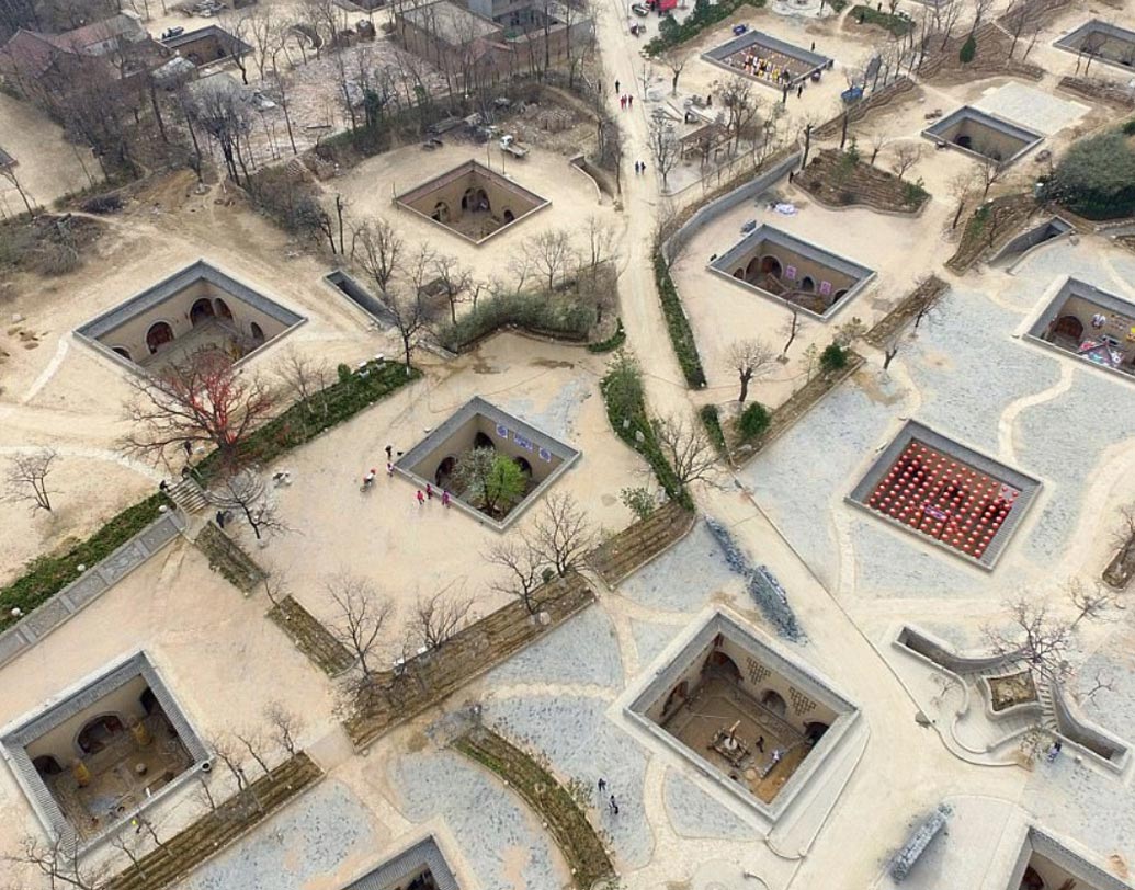 চিনের হেনান প্রদেশের সানমেনশিয়ায় দেখা মিলবে অদ্ভুত এই গ্রামের। এখানে প্রায় ২০০ বছর ধরে মাটির তলাতেই বাড়ি তৈরি করে বসবাস করছেন কয়েক হাজার মানুষ।