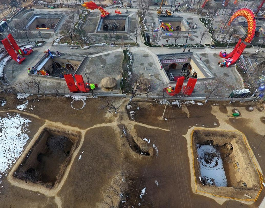 এই এলাকায় মাটির তলায় এমন অন্তত হাজার দশেক ঘরের সন্ধান মিলেছে। এই ধরনের ঘরগুলিকে বলা হয় ‘ইয়ায়োডং’। এই চিনা শব্দের অর্থ হল ‘গুহা ঘর’।