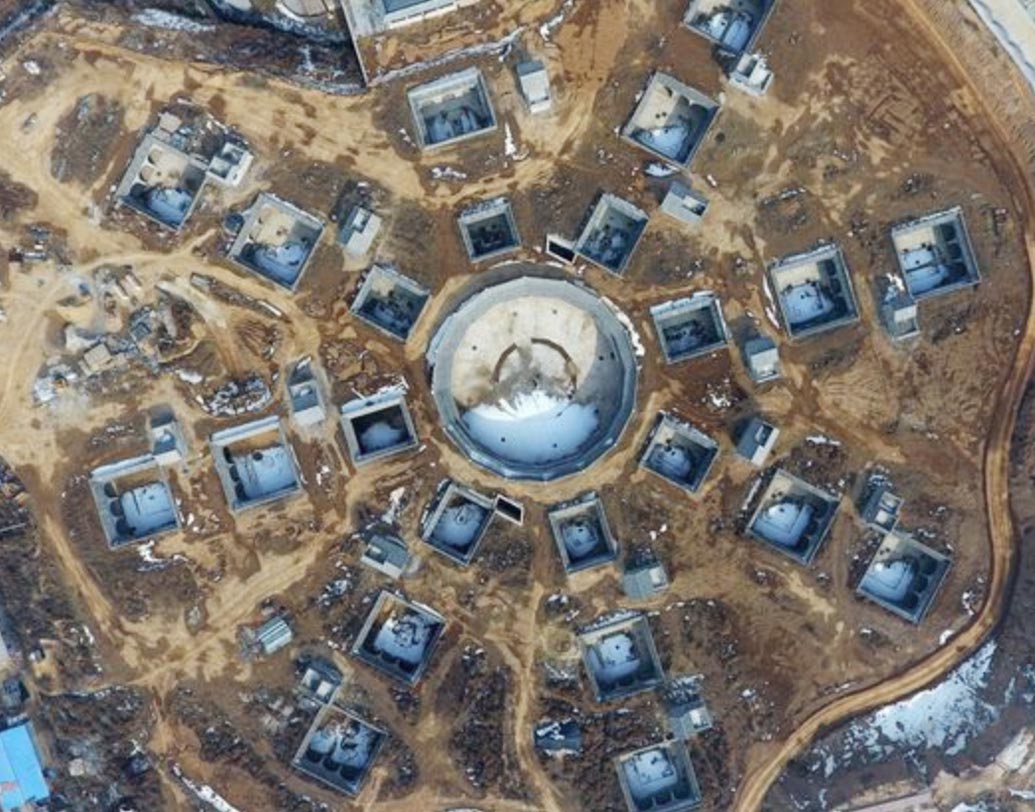 হেনান প্রদেশের এই গুহা ঘরগুলিতে এখনও হাজার তিনেক মানুষ বসবাস করেন। জানা গিয়েছে, এই বাসিন্দাদের অন্তত ছয় প্রজন্ম এখানে বসবাস করছেন।