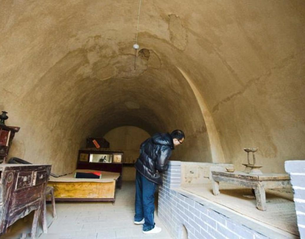 এই ঘরগুলি মাটি থেকে ২২-২৩ ফুট গভীরে তৈরি। এগুলি লম্বায় ৩৩ থেকে ৩৯ ফুট পর্যন্ত হয়।