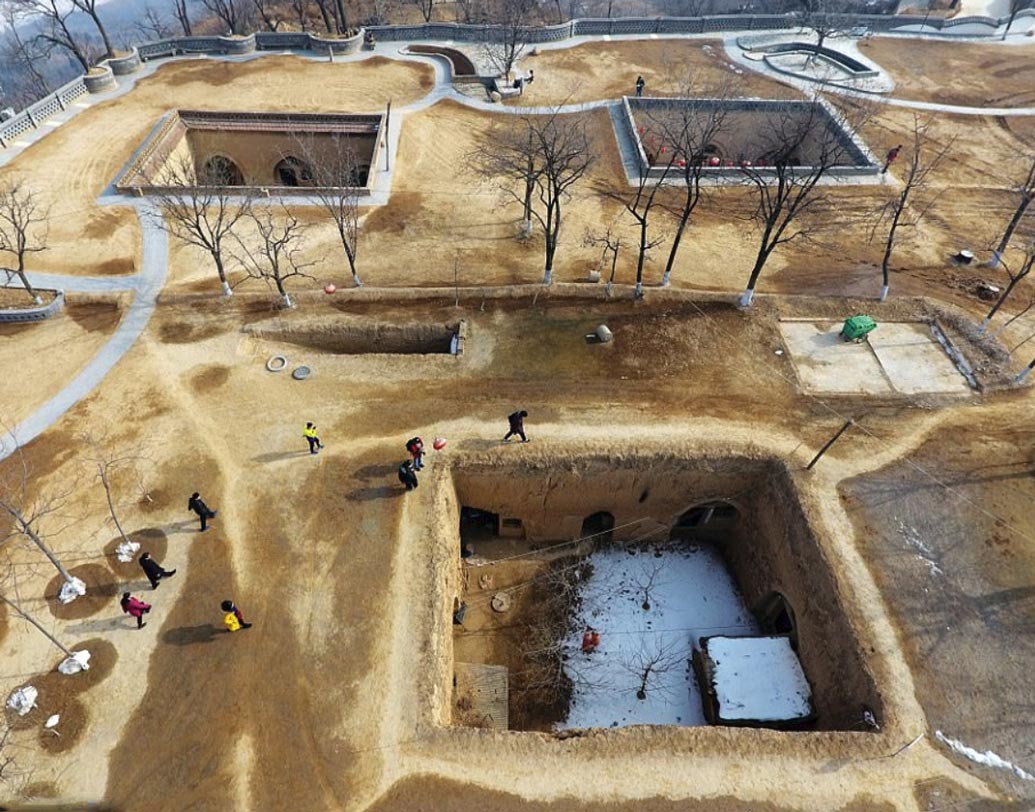 মাটির তলায় তৈরি এই ঘরগুলিতে তাপমাত্রা শীতকালে ১০ ডিগ্রি আর গ্রীষ্মে ২০ ডিগ্রি সেলসিয়াসের বেশি থাকে না।