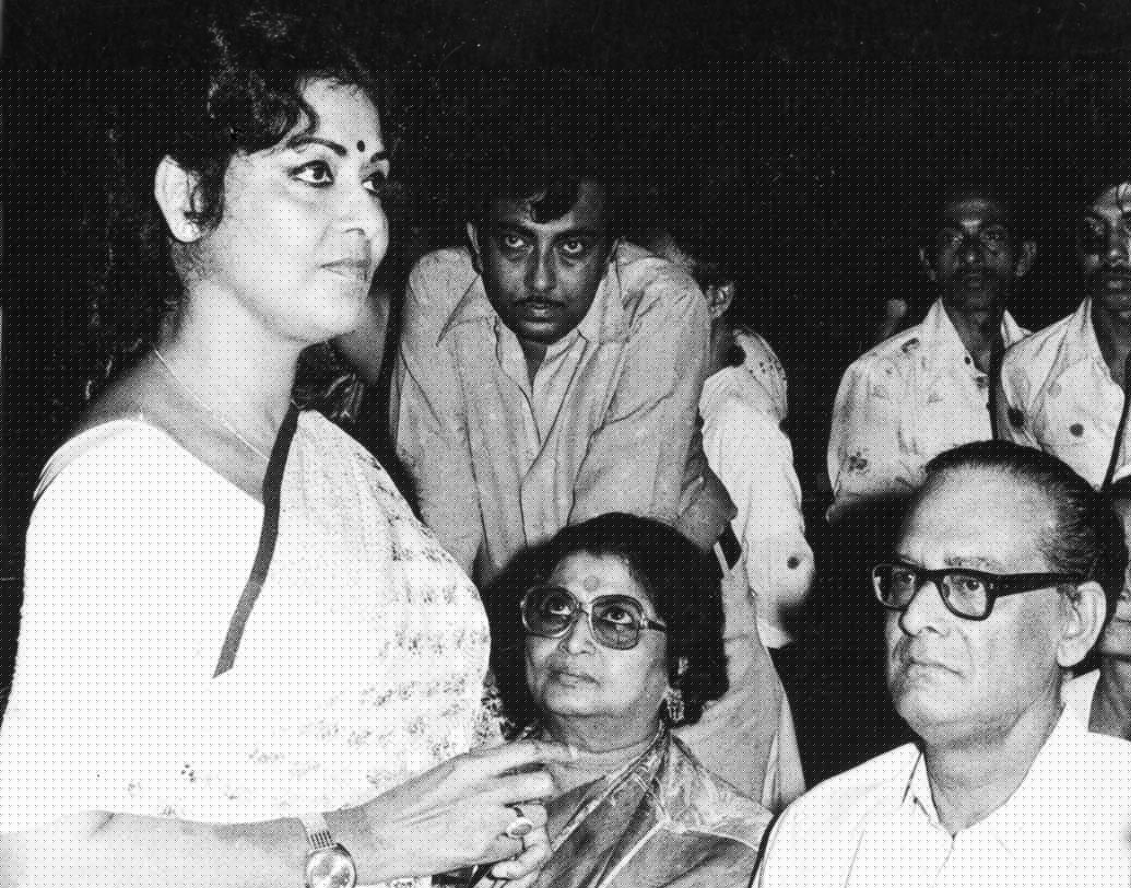 উত্পলা সেন ও হেমন্ত মুখোপাধ্যায়ের সঙ্গে একটি অনুষ্ঠানে।