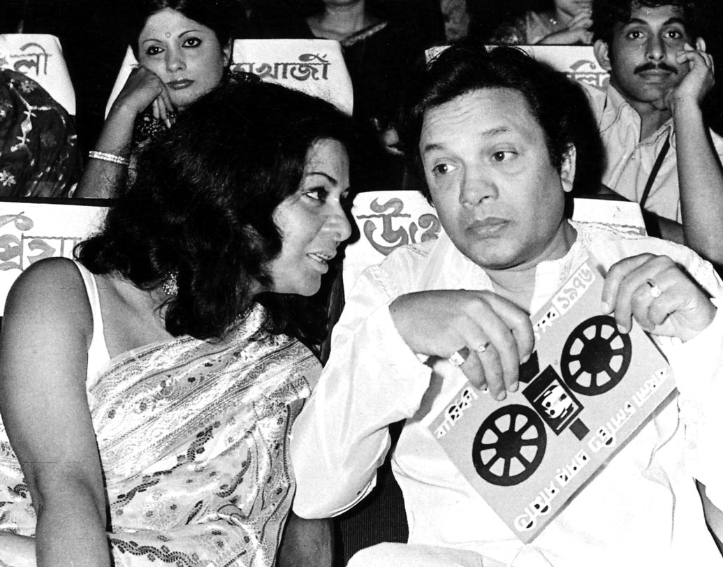 একটি পুরস্কার অনুষ্ঠানে উত্তমকুমারের সঙ্গে।