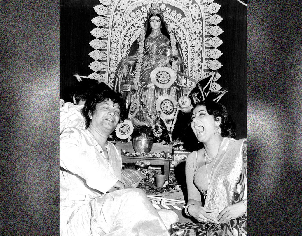 বাড়ির লক্ষ্মীপুজোয় উত্তমকুমারের সঙ্গে আড্ডায়।