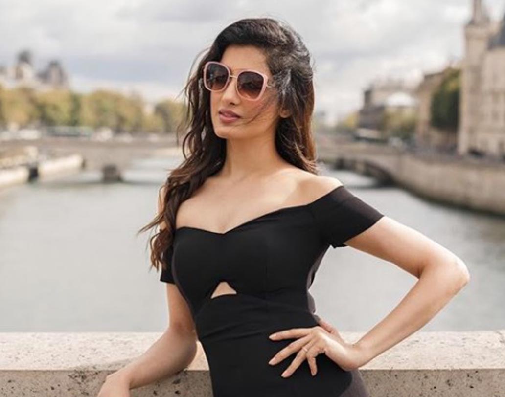 একাধারে বিমানসেবিকা। অন্যদিকে অভিনেত্রী। যদিও পরে বিমানসেবিকার কাজ ছেড়ে অভিনয়কেই বেছে নিয়েছেন তিনি। নাম রিচা পানাই (২৫)। ‘কিলবিশ’ সুরেন্দ্র পালের একমাত্র মেয়ে। হিন্দি-মালয়ালি এবং তেলুগু ছবিতে অভিনয় করেন রিচা।