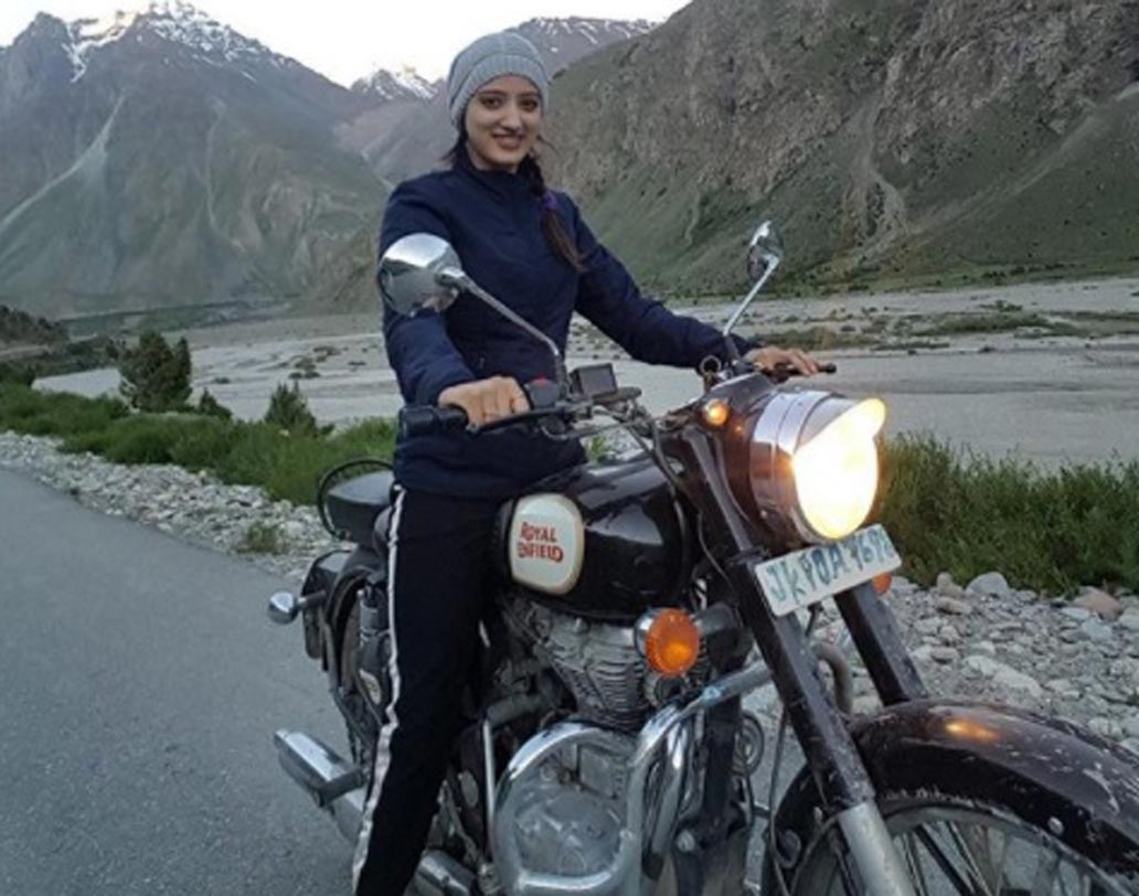 অ্যাডভেঞ্চার প্রিয় রিচার। কাজের ফাঁকে তাই মাঝে মাঝেই বেরিয়ে পড়েন। লাদাখের রাস্তায় কেমন মোটরবাইক চালাচ্ছেন নায়িকা! ইনস্টাগ্রামে শেয়ার করেছিলেন এই ছবি।
