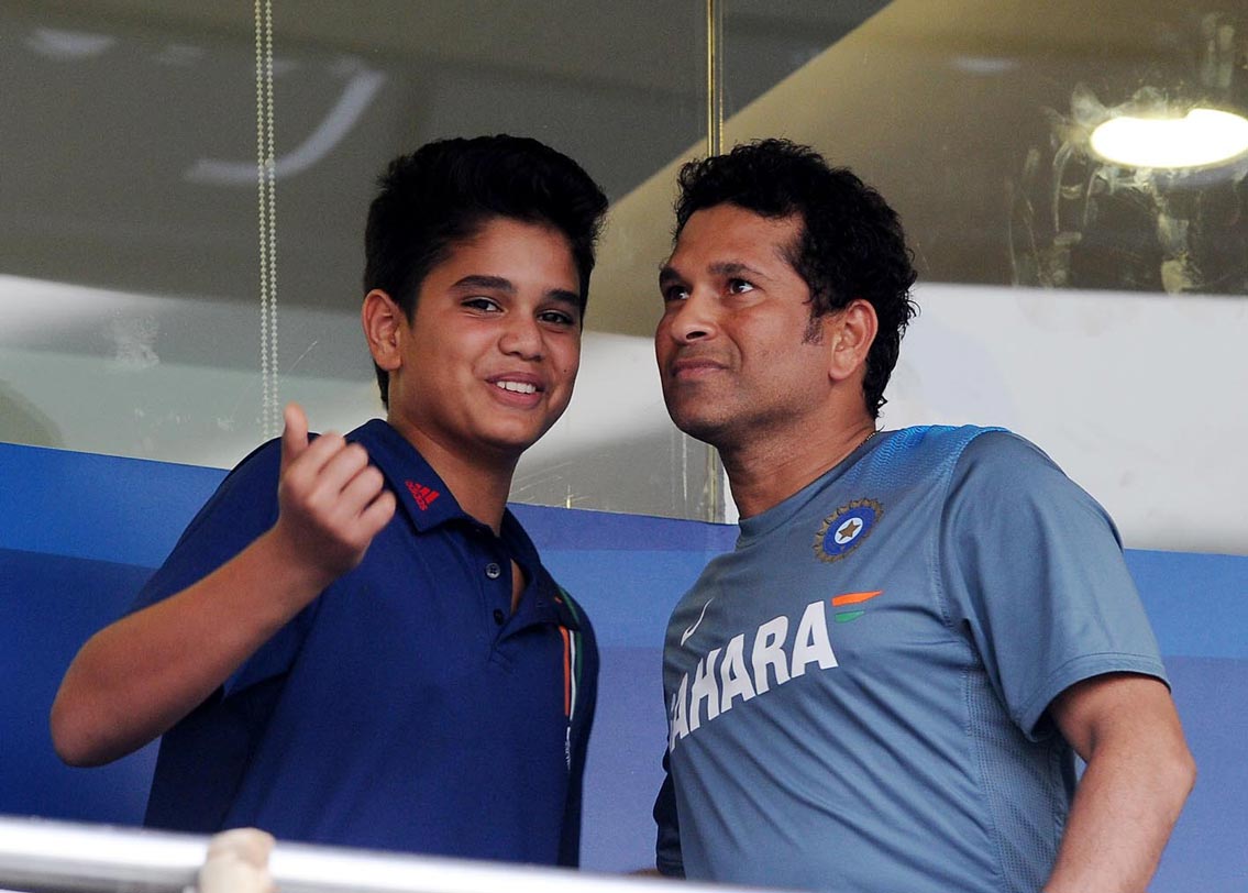 অর্জুন তেণ্ডুলকর: সচিন পুত্র অর্জুন যে কী পরিমাণ প্রত্যাশার চাপের মধ্যে রয়েছেন তা আলাদা করে বলার প্রয়োজন নেই। তিনি মাঠে থাকুন কি মাঠের বাইরে, উচ্চ প্রত্যাশা সারাক্ষণই যেন তাঁকে ঘিরে থাকে। অনবদ্য বোলিং এবং বাঁ হাতে ব্যাটিং করে মাত্র ১৮ বছর বয়সেই চর্চায় এসেছেন তিনি। সিডনি ক্রিকেট গ্রাউন্ডে গ্লোবাল চ্যালেঞ্জ টি২০-তে ২৭ বলে ৪৮ রান করেন অর্জুন। বোলিংও ভালই করেন।