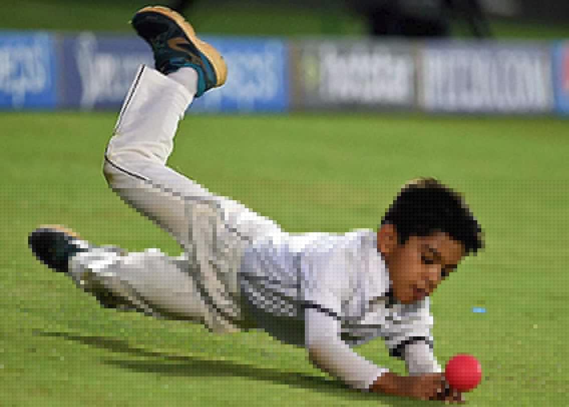 সমিত দ্রাবিড়: এই খুদে ভারতীয় ক্রিকেটের ব্যাটিংয়ের ভবিষ্যৎ হতেই পারে। বাবা রাহুল দ্রাবিড়। কর্নাটক রাজ্য ক্রিকেট অ্যাসোসিয়েশনের অনূর্দ্ধ-১৪ বিটিআর কাপ-এ দুর্দান্ত ব্যাট করেছে সমিত। ক্রিকেটে দ্রাবিড় পদবীর মর্যাদা কি ধরে রাখতে পারবে সমিত? ভবিষ্যতই উত্তর দেবে।