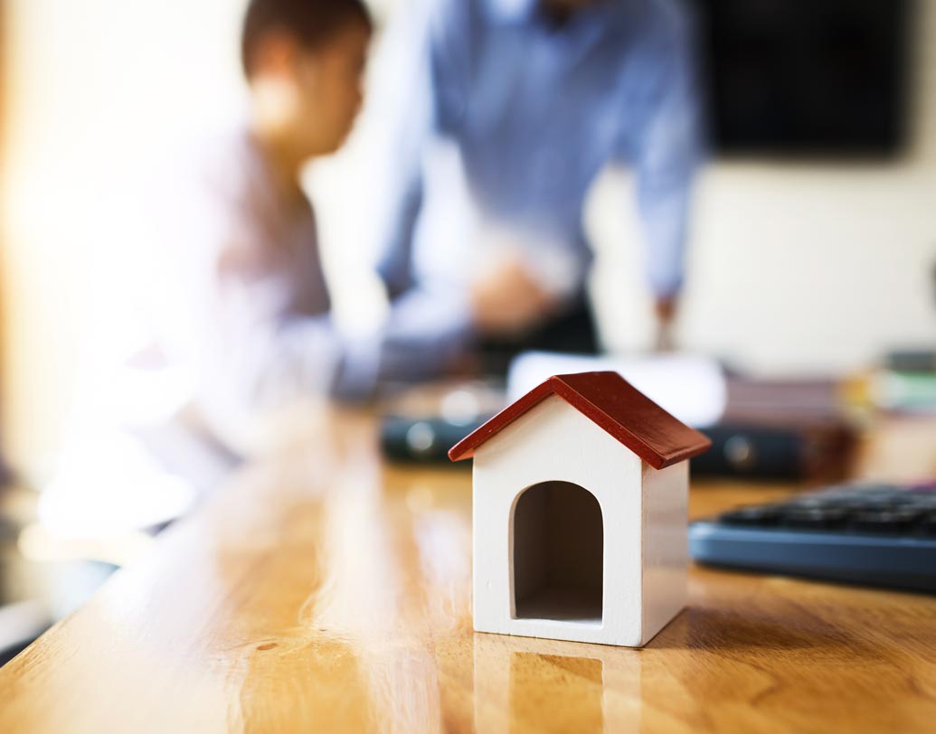 পিপিএফ: পাবলিক প্রভিডেন্ট ফান্ড স্কিম বা পিপিএফ ট্যাক্স বাঁচানোর সবচেয়ে জনপ্রিয় উপায়। পিপিএফ-এর মূলধন ও সুদ যেমন নিশ্চিত, তেমনই রিটার্ন সম্পূর্ণ করমুক্ত।