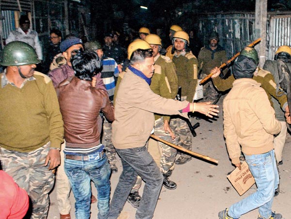 সামাল: এলাকায় বিক্ষোভ সামাল দিচ্ছে পুলিশ। নিজস্ব চিত্র