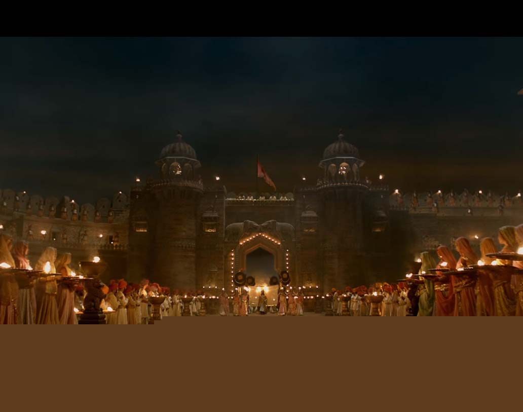 ছবির সেট: বলিউডে সঞ্জয় লীলা ভন্সালীর ছবি মানেই ‘লার্জার দ্যান লাইফ’। তাঁর স্বপ্নের প্রকল্প ‘পদ্মাবত’-এও তার অন্যথা হয়নি। প্রাচীন ইতিহাসের কাহিনি তুলে ধরতে, রাজ-রাজড়াদের দুর্গ-প্রাসাদ-যুদ্ধের মুহূর্তের দৃশ্যায়ণের জন্য অসাধারণ সেট তৈরি করেছেন পরিচালক। বড় পর্দায় তা সত্যিই দৃষ্টিনন্দন।