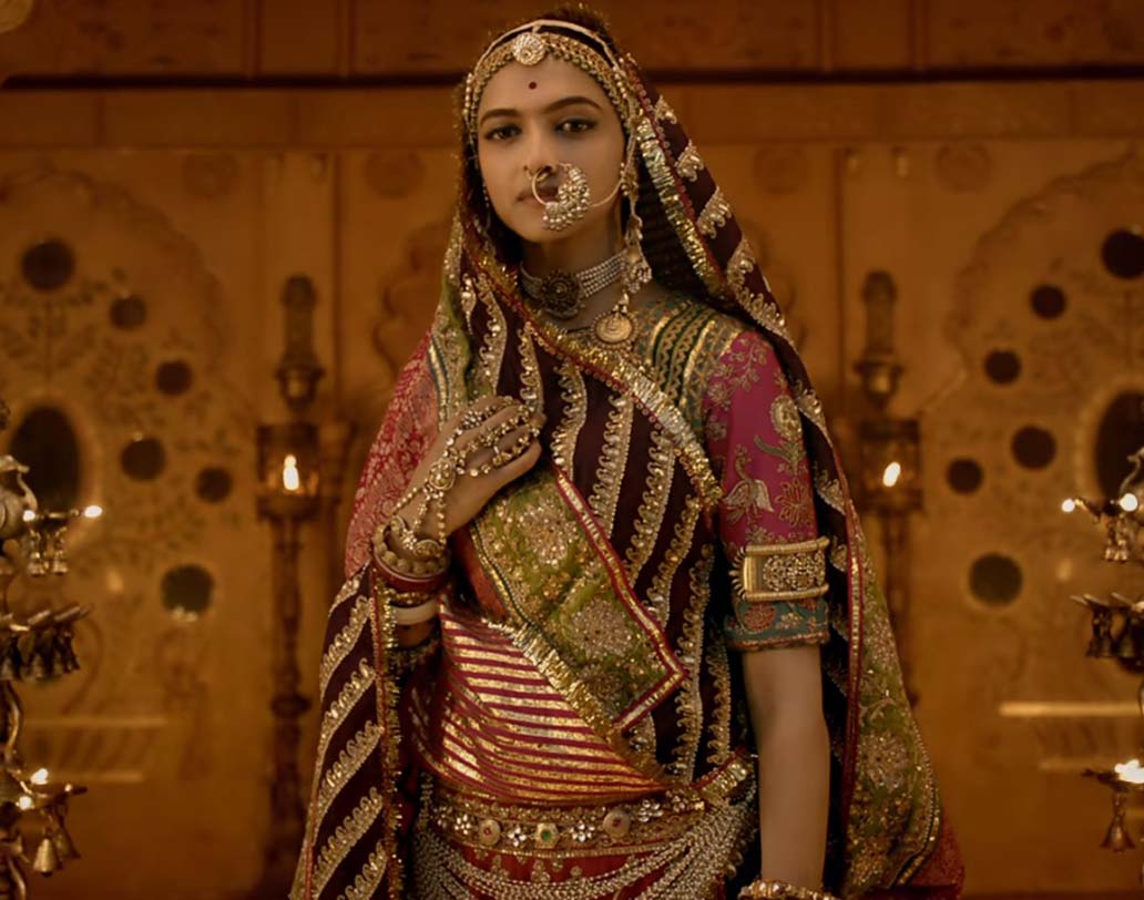 দীপিকার লুক: সিনে বিশেষজ্ঞদের মতে, দীপিকা পাড়ুকোনকে এর আগে কোনও ছবিতে হয়তো এত সুন্দর দেখায়নি। গ্ল্যামার এবং ট্র্যাডিশনাল লুকের মিশেলে দীপিকার অভিনয় আরও পরিপূর্ণ হয়ে উঠেছে। রানি পদ্মিনীর রূপে ছবির প্রতিটি দৃশ্যে নজর কেড়েছেন নায়িকা।