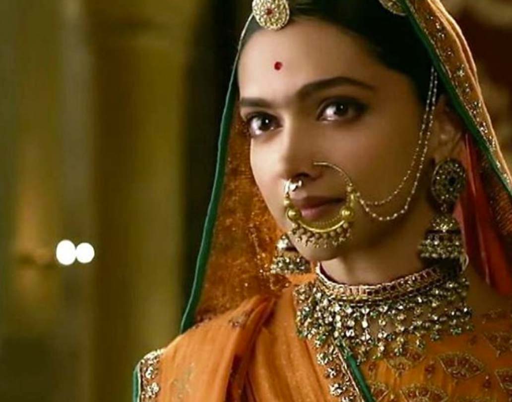 দীপিকার অভিনয়: রানি পদ্মিনীর চরিত্রে এককথায় বাজিমাত করেছেন দীপিকা। ইন্ডাস্ট্রি থেকে পেয়েছেন সহকর্মীদের ভুরি ভুরি প্রশংসা। তাঁর অভিনয় দেখে মুগ্ধ হয়েছেন প্রাক্তন প্রেমিক রণবীর কপূরের বাবা-মাও। দীপিকাকে ফুল ও চিঠি লিখে শুভেচ্ছা জানিয়েছেন ঋষি কপূর ও নীতু সিংহ।