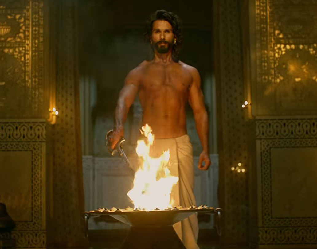 শাহিদের ডায়ালগ ও সিক্স প্যাক অ্যাবস: বহুদিন পর শাহিদ কপূরের এমন অভিনয় দেখার সুযোগ পাবেন তাঁর ভক্তেরা। রাজপুত রাজ রতন সিংহের চরিত্রে নজর কেড়েছে শাহিদের লুক, বিশেষ করে তাঁর ফিট বডি। রয়েছে অসাধারণ কিছু ডায়ালগও।