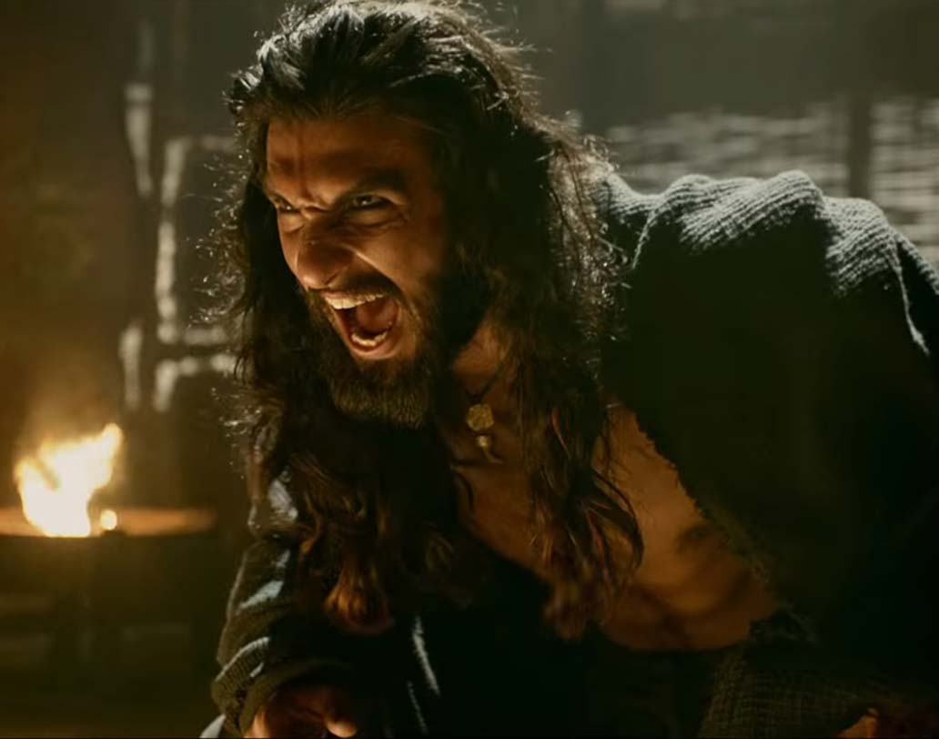 খিলজির চরিত্রে রণবীর: বিশেষজ্ঞরা বলছেন, আলাউদ্দিন খিলজির মতো এক জন সুলতানের লুকে রণবীর ১০০-য় ১০০ পেয়েছেন। একটি সাক্ষাত্কারে রণবীর নিজেই জানিয়েছেন,‘পদ্মাবত’-এ খিলজি চরিত্র ফুটিয়ে তুলতে ২১ দিন একটি ঘরবন্দি হয়ে ছিলেন অভিনেতা। শুধুই চরিত্রটিকে উপলব্ধি করার কাজে ডুবে থাকতেন তিনি। ছবি মুক্তির পর যথেষ্ট প্রশংসাও পেয়েছেন দর্শকদের কাছে।