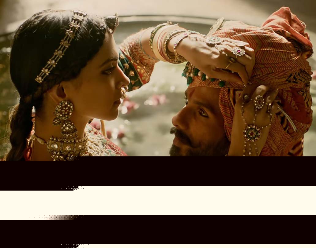 শাহিদ-দীপিকার অন-স্ক্রিন কেমিস্ট্রি: এর আগে কোনও দিনই এই জুটিকে পর্দায় দেখেনি বলিউড। ফলে নতুন জুটি প্রথমেই নজর কেড়েছে। রাজা রতন সিংহ ও রানি পদ্মিনীর প্রেমকাহিনিও বেশ যত্ন করে ফুটিয়ে তুলেছেন দুই অভিনেতা। তাঁদের অন-স্ক্রিন কেমিস্ট্রি নজর কেড়েছে সিনেপ্রেমীদের।