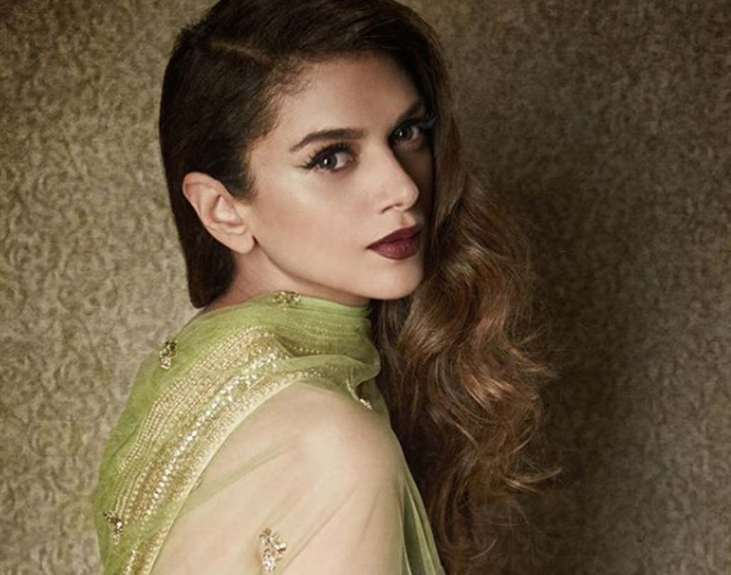 অদিতির অভিনয়: ছবিতে আলাউদ্দিন খিলজির স্ত্রীর চরিত্রে রয়েছেন অদিতি রাও হায়দারি। খিলজির সুন্দরী এবং অসহায় স্ত্রীর চরিত্রে নজরকাড়া অভিনয় করেছেন অভিনেত্রী।